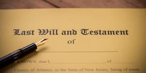 מסמך צוואה וצוואה על גבי עט המספק טיפים לניהול ירושה.