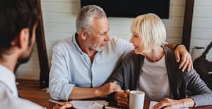 זוג מבוגר מקבל טיפים מיועצת פיננסית לניהול ירושה.