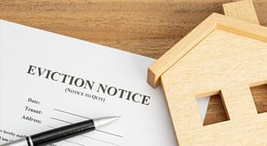 הודעת פינוי שהוגשה בעברית על גבי דגם בית, המזכירה לדיירים לא לטפל בזה לבד.