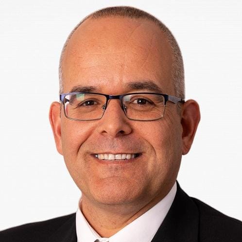 גבר מתאים עם משקפיים.