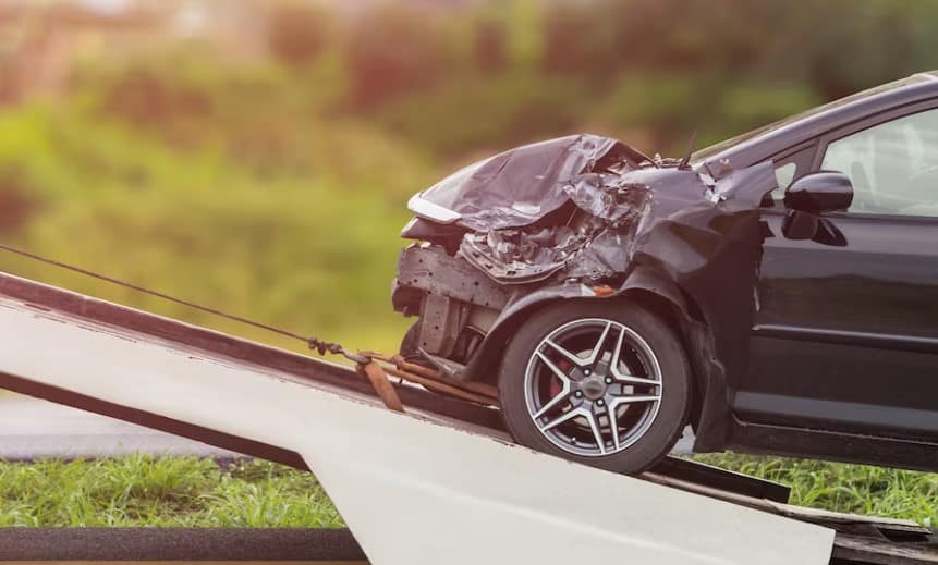 רכב מועלה על גרר, נגרם נזק ודורש חילוץ זכויות משפטיות.